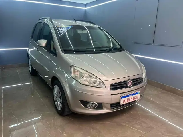 Carro Fiat Idea 2013 Attractive 1.4 8V (Flex)