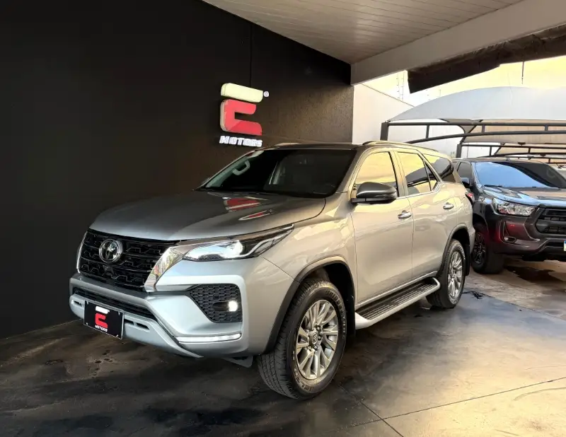 Toyota Hilux SW4 SRX 2.8 turbodiesel 7L 4x4 (Aut)