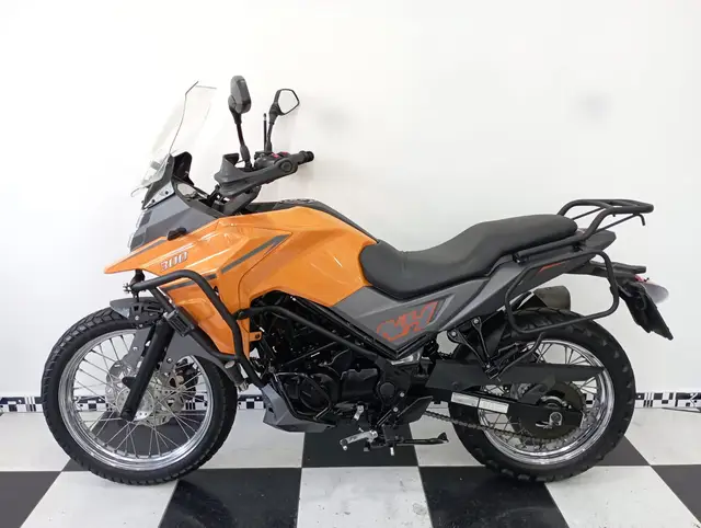 Carro Dafra NH 2024 300