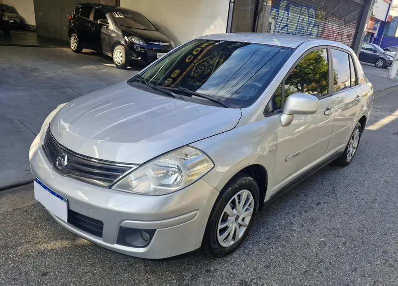 Nissan Tiida Sedan 1.8 16V (Flex)