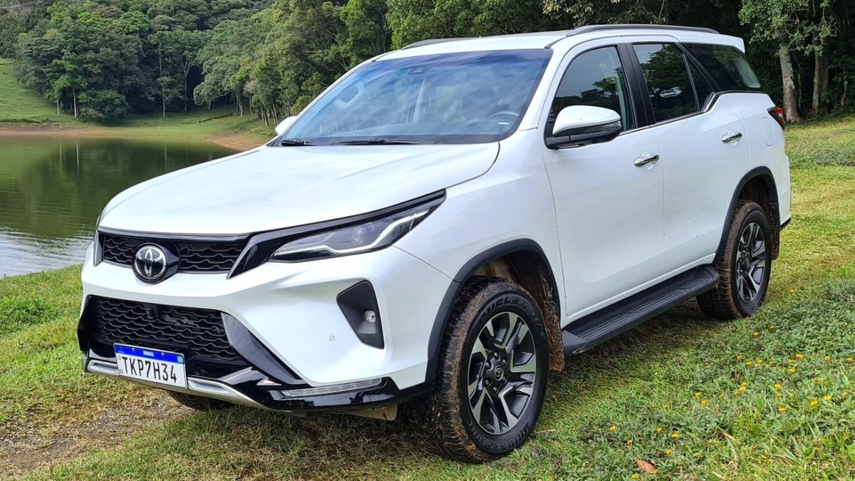 SUV derivado da Hilux já mostra os sinais da idade, mas cobra caro pela boa reputação