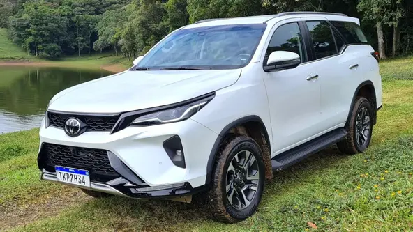 SUV derivado da Hilux já mostra os sinais da idade, mas cobra caro pela boa reputação