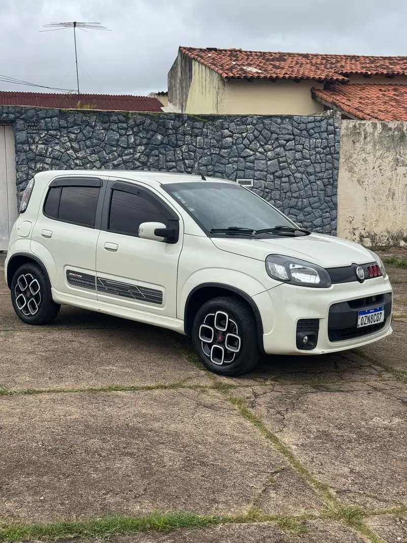 Fiat Uno Sporting 1.4 8V (Flex) 4p