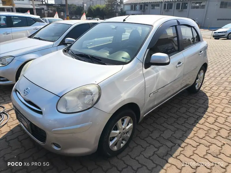 Nissan March 1.6 16V SV (Flex)