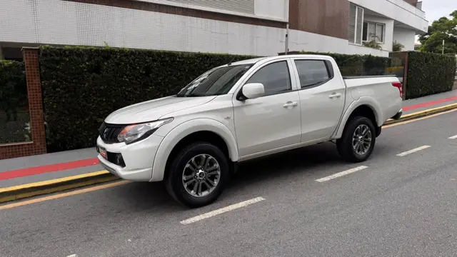 Carro Mitsubishi L200 2023 Triton GL 2.4 Turbo