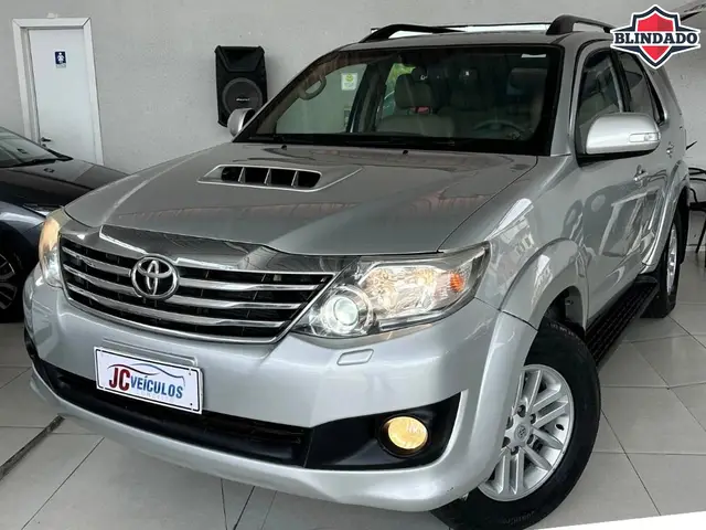 Carro Toyota Hilux SW4 2013 SRV 3.0 4X4 (7 Lugares)