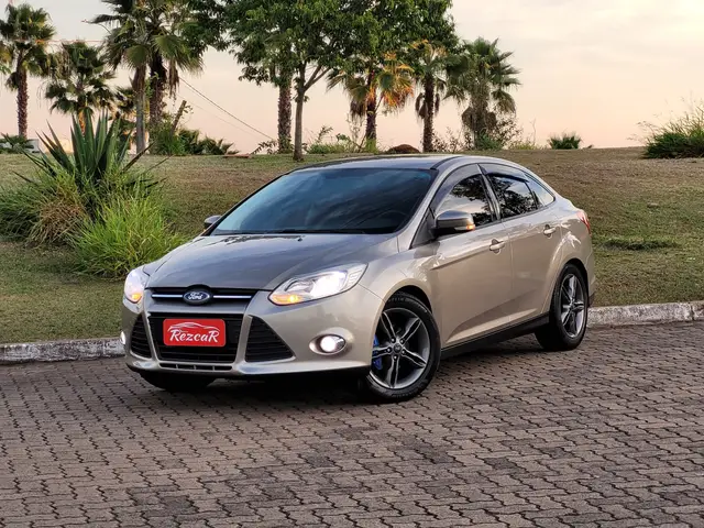 Carro Ford Focus Sedan 2015 SE 2.0 16V PowerShift (Aut)