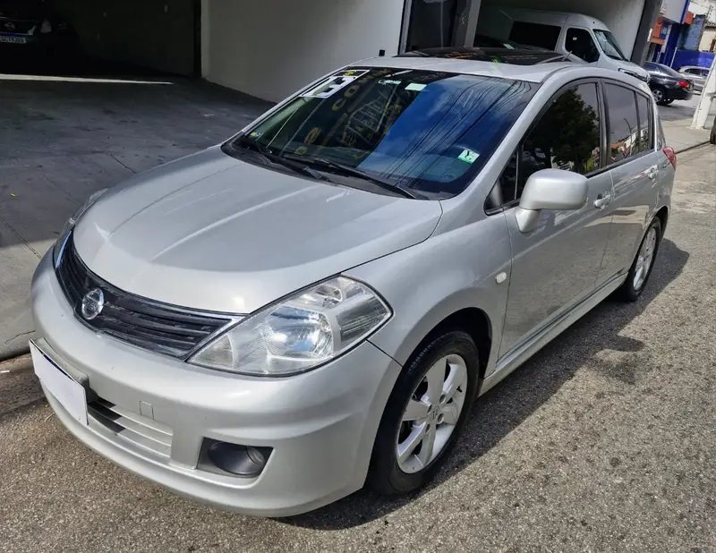 Nissan Tiida SL 1.8 (flex)