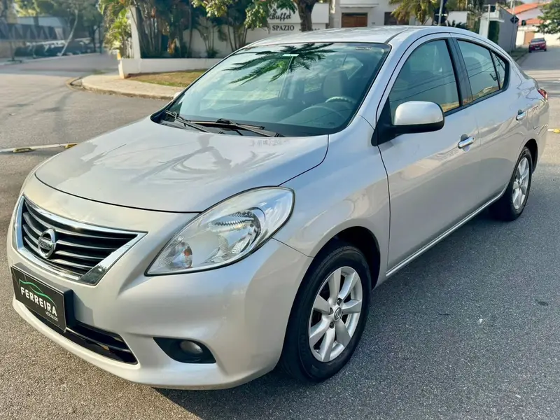 Nissan Versa 1.6 16V SL (Flex)