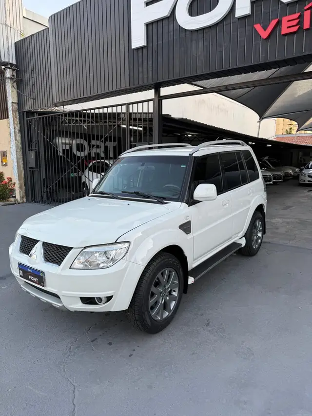 Carro Mitsubishi Pajero TR4 2015 2.0 16V 4x2 (Flex)