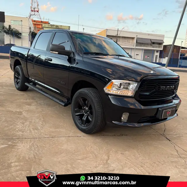 Carro RAM Classic 2023 Laramie Night Edition 5.7