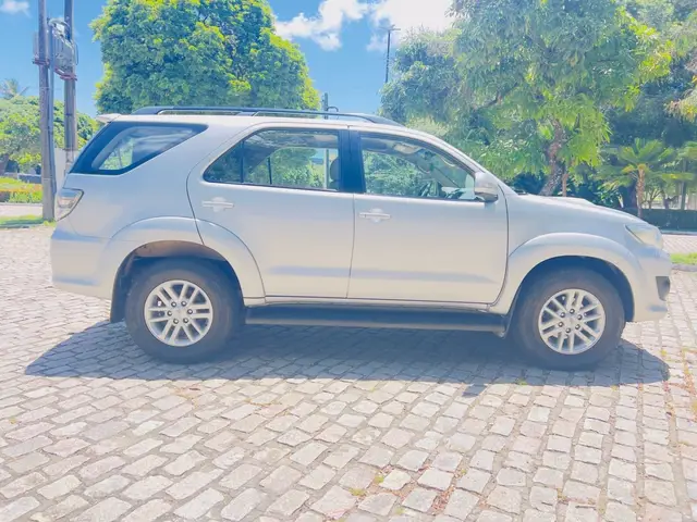 Carro Toyota Hilux SW4 2013 SRV 3.0 4X4 (7 Lugares)
