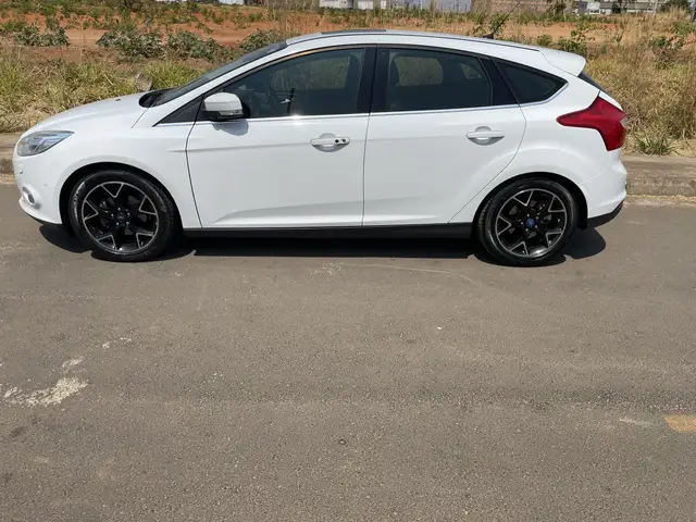 Carro Ford Focus Hatch 2015 Titanium Plus 2.0 16V PowerShift