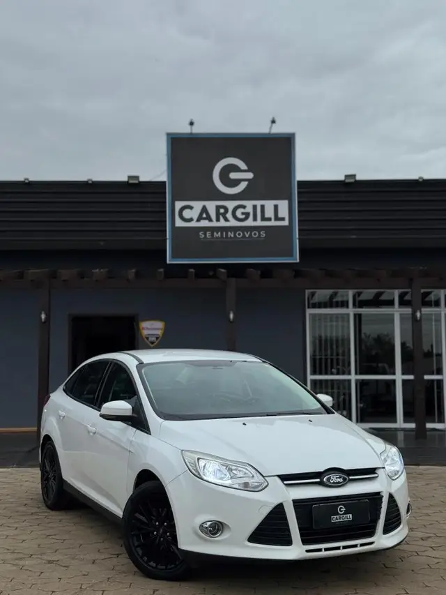 Carro Ford Focus Sedan 2015 SE 2.0 16V PowerShift (Aut)
