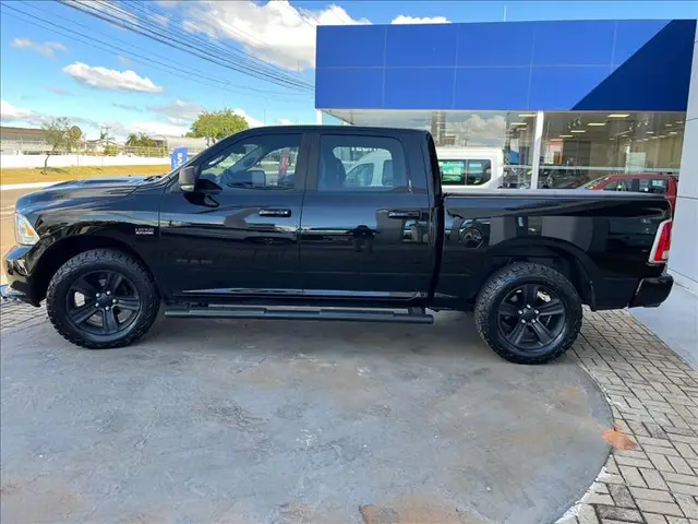 Carro RAM Classic 2022 Laramie Night Edition 5.7