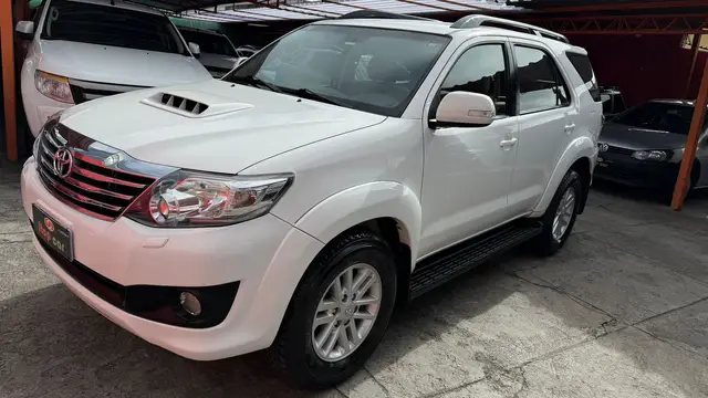 Carro Toyota Hilux SW4 2013 SRV 3.0 4X4 (7 Lugares)