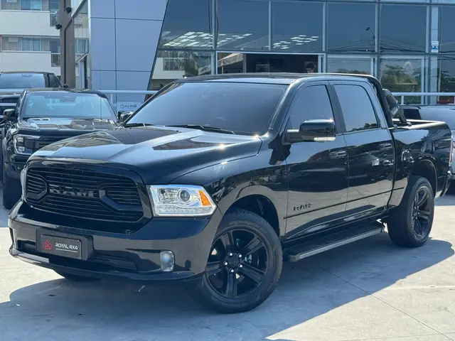 Carro RAM Classic 2023 Laramie Night Edition 5.7