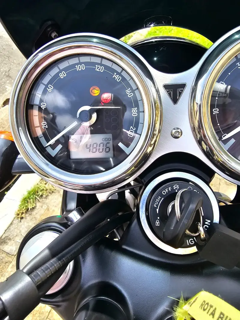 Triumph Bonneville T120 Black