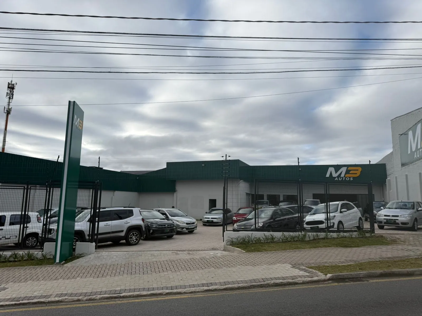 Fachada da loja Veículos à venda em M3 AUTOS LTDA - São José dos Pinhais - PR | Mobiauto