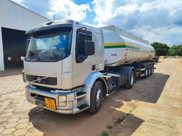 Carro Volvo VM 330 2013 VM330 4X2T