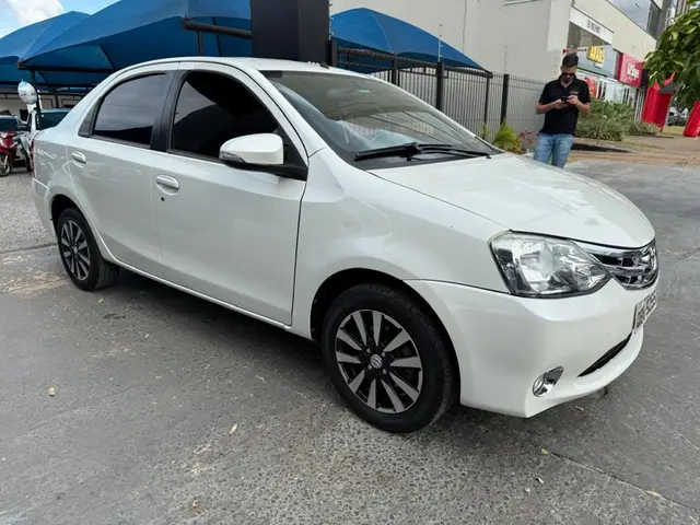 Carro Toyota Etios Sedan 2015 Platinum 1.5 (Flex)