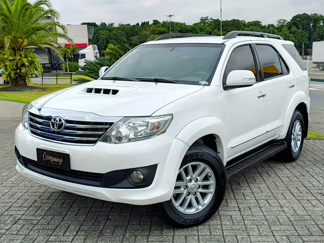 Carro Toyota Hilux SW4 2013 SRV 3.0 4X4 (7 Lugares)