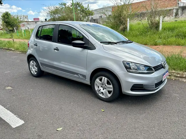 Carro Volkswagen Fox 2015 Trendline 1.0 TEC (Flex)