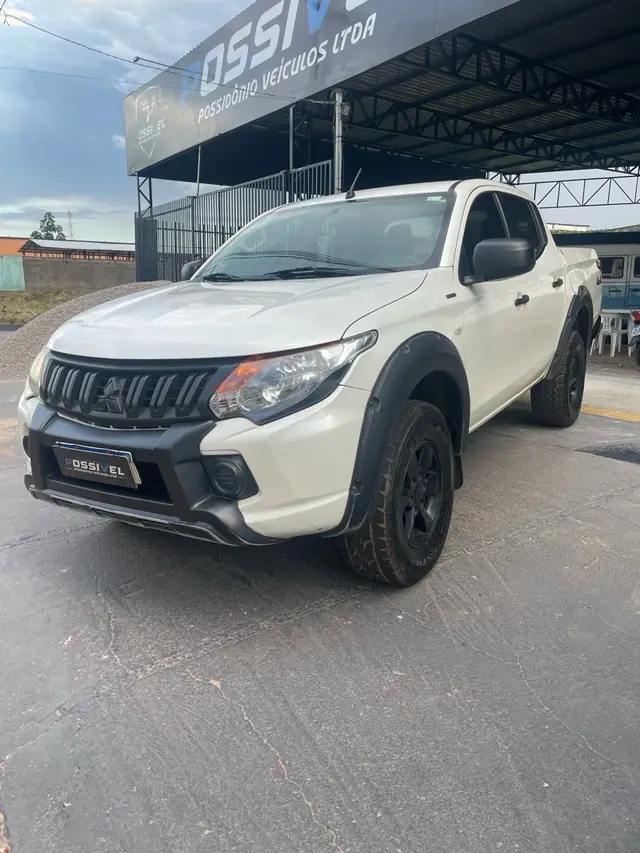Carro Mitsubishi L200 Triton Outdoor 2021 GLX 2.4 Turbo Manual 4x4