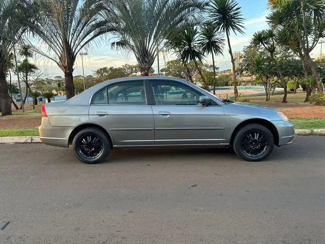 Carro Honda Civic 2002 Sedan LX 1.7 16V