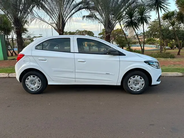Carro Chevrolet Onix 2015 1.0 LT SPE/4