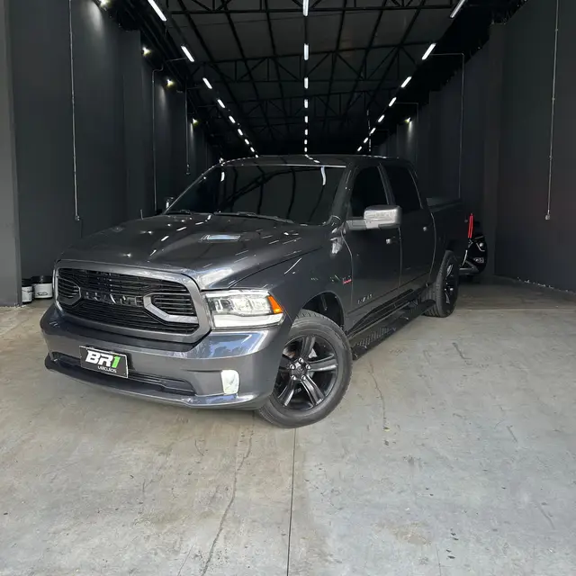 Carro RAM Classic 2022 Laramie Night Edition 5.7