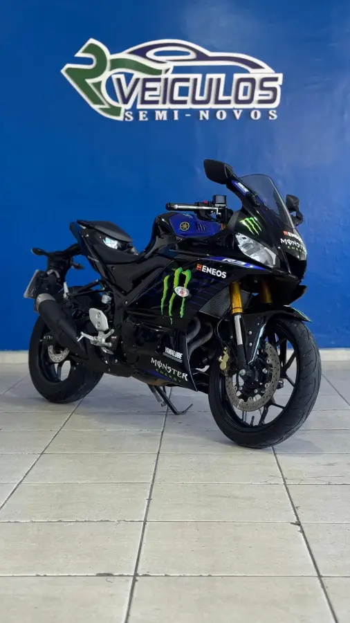 Moto Yamaha YZF R3 2023 World GP 60th Anniversary Edition
