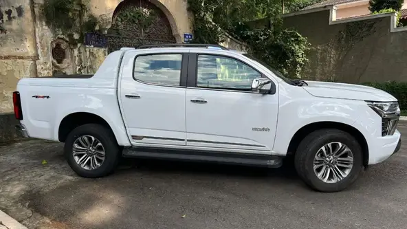Nos últimos oito anos, vendas de automóveis tradicionais caíram 25%, de mais de 80 milhões para casa de 60 milhões de unidades; apontando para o futuro, EVs acumulam alta de 35%, só em 2025
