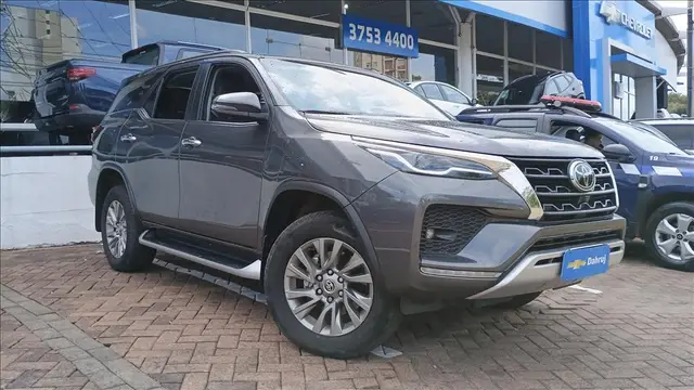 Carro Toyota Hilux SW4 2023 SRX 2.8 turbodiesel 7L 4x4 (Aut)