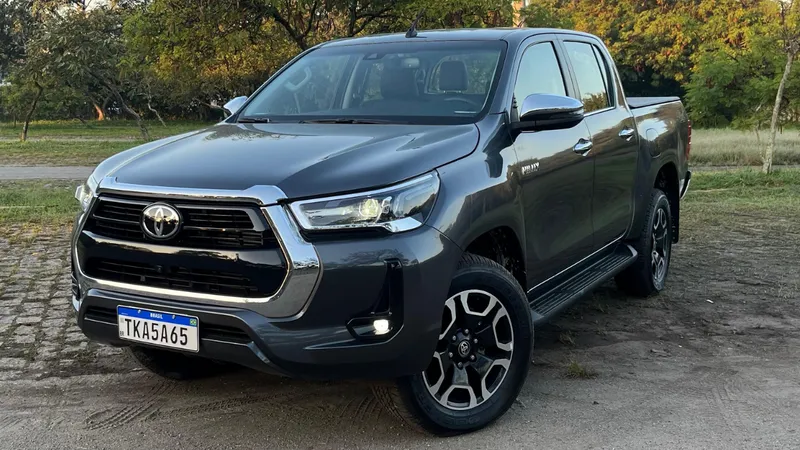Toyota Hilux SRX 2025: 70 fotos da segunda versão mais vendida da picape