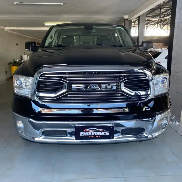 Carro RAM Classic 2023 Laramie 5.7