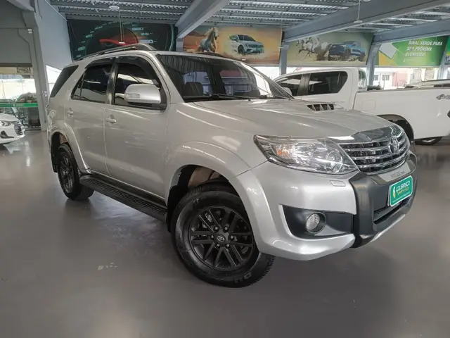 Carro Toyota Hilux SW4 2012 SRV 3.0 TDI 4X4 (5 Lugares)