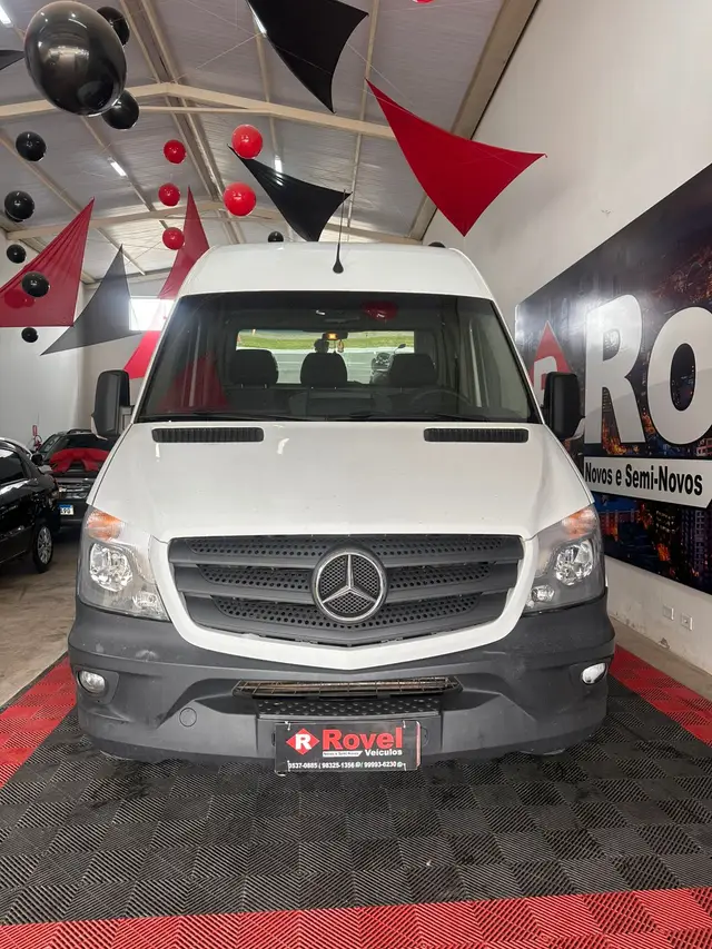 Carro Mercedes-Benz Sprinter 2019 Furgão 415 CDI  Teto Baixo 9m