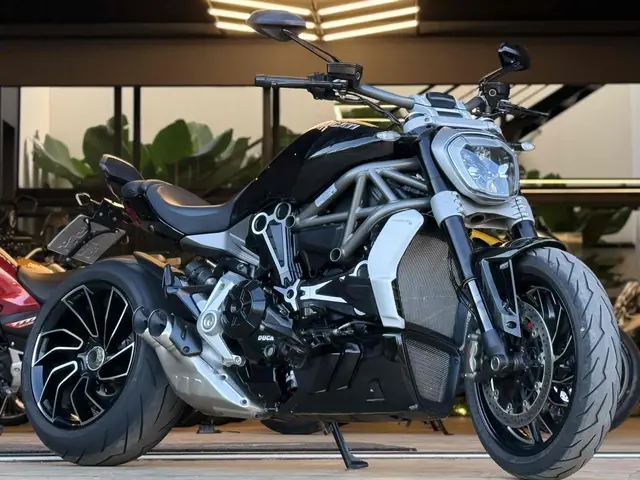 Carro Ducati Diavel 2022 1260S