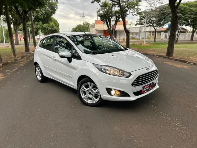 Carro Ford Fiesta Hatch 2016 1.6 (Flex)
