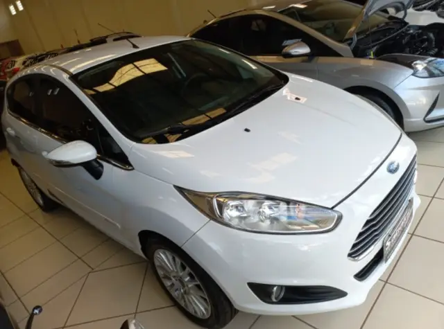 Carro Ford Fiesta Hatch 2015 Titanium Powershift 1.6 (Flex)