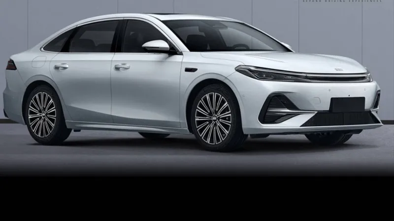 Geely revela sedan híbrido maior que Corolla que faz 38 km/l e preço de Mobi