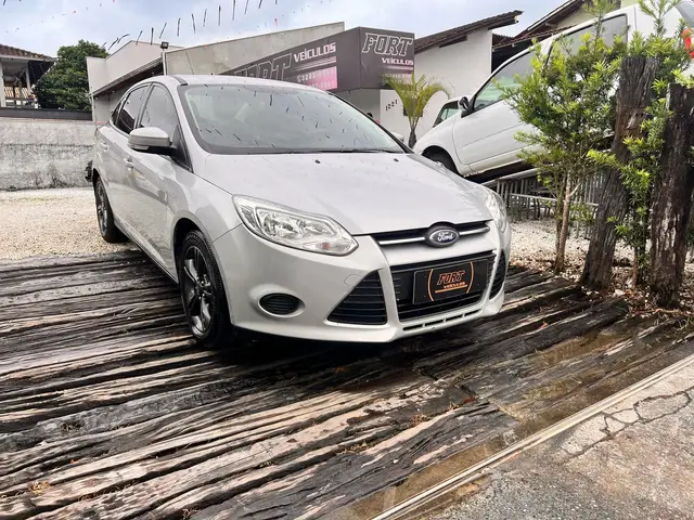 Carro Ford Focus Hatch 2015 SE Plus 2.0 16V PowerShift