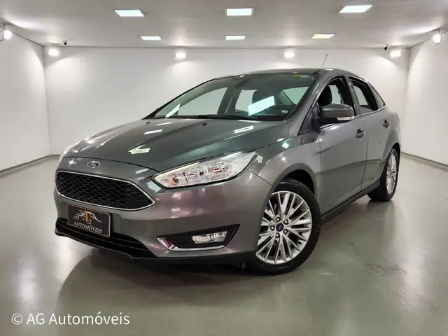 Carro Ford Focus Hatch 2017 SE Plus 2.0 PowerShift