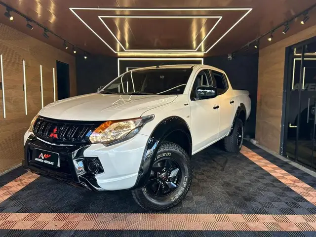 Carro Mitsubishi L200 Triton Outdoor 2022 GLX 2.4 Turbo Manual 4x4