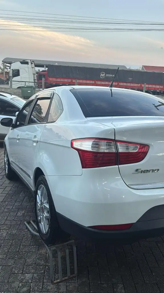 Carro Fiat Grand Siena 2016 Essence 1.6 16V (Flex)