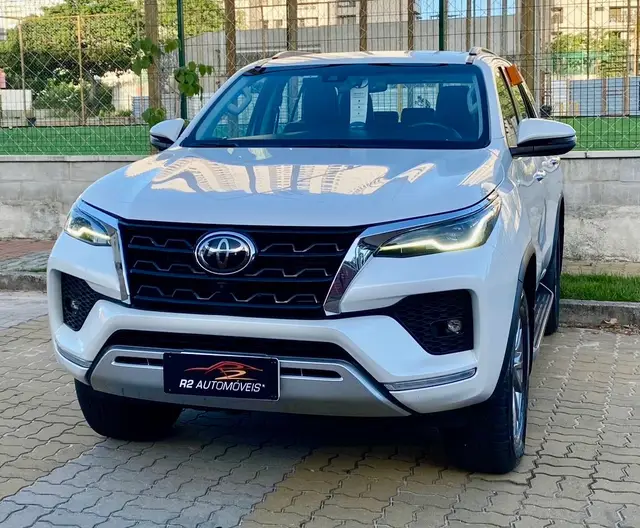 Carro Toyota Hilux SW4 2023 SRX 2.8 turbodiesel 7L 4x4 (Aut)
