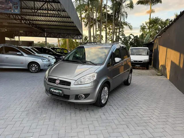 Carro Fiat Idea 2013 Attractive 1.4 8V (Flex)