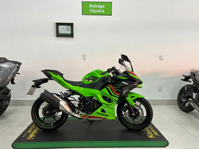 Carro Kawasaki Ninja 2025 500 SE