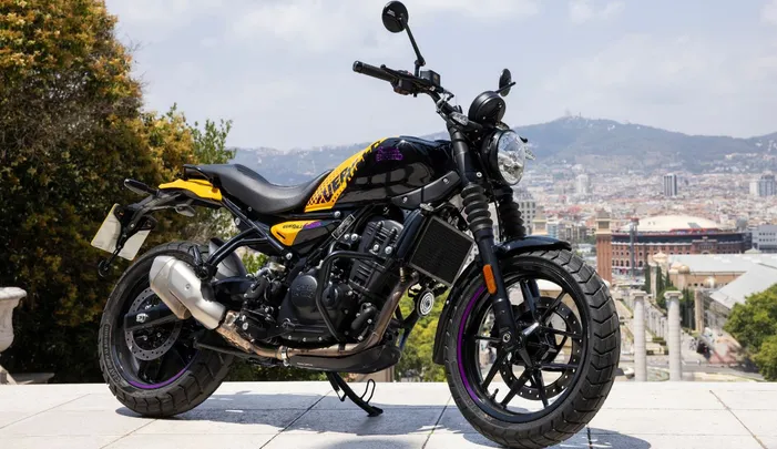 Modelo compartilha base com a Himalayan, mas adota proposta voltada ao asfalto e à versatilidade no uso diário
